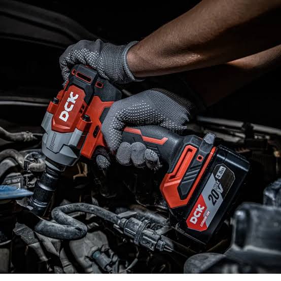 DCK CORDLESS 1/2" DR IMPACT WRENCH 698NM